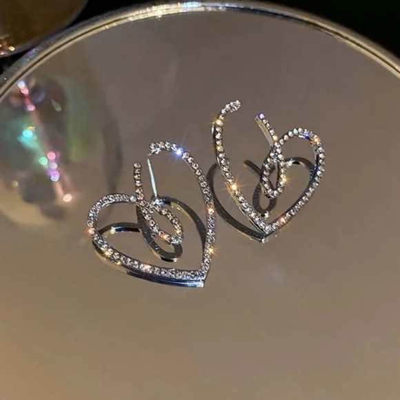 Glamourous Heart Earrings  ✨️❤️ - Picture 8 of 10